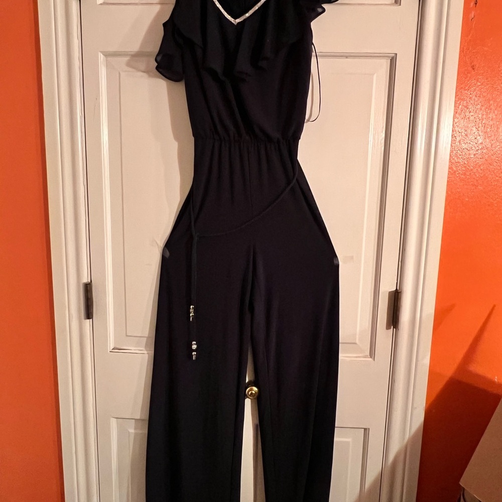 Chic Black V-Neck Jumpsuit with Defined Waist